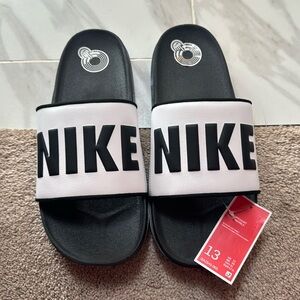 Men’s Nike White and black slides size 13